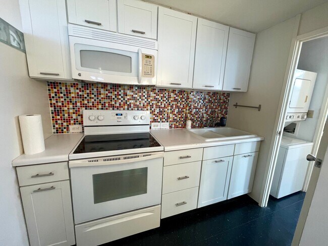 Building Photo - 1 Bedroom/1Bathroom/1Parking Unit Available Soon in Century Park Plaza!