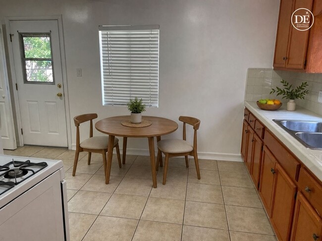 Building Photo - 1 Bed 1 Bath with In Unit Laundry and AC Available in PRIME Echo Park!