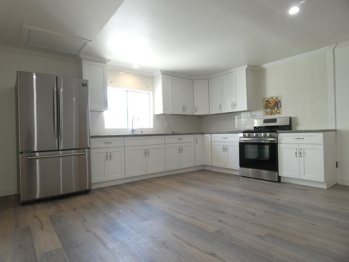 Primary Photo - 600 N Mariposa Ave