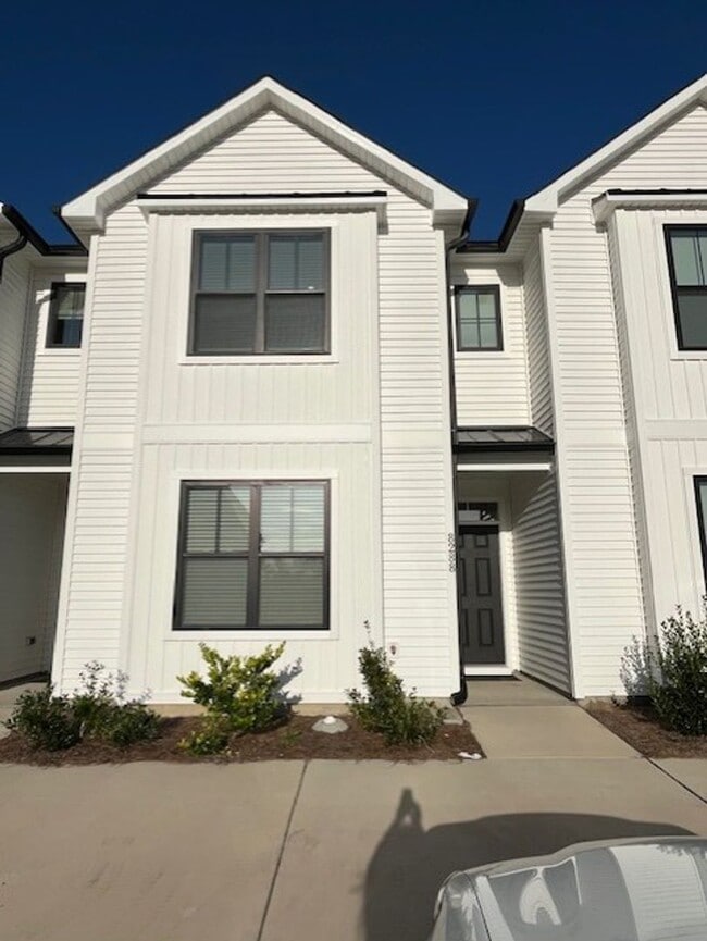 Building Photo - Stunning townhouse located in the heart of...