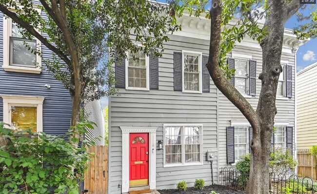 Foto del edificio - Amazing 3 BR/1.5 BA Townhome in Capitol Hill!