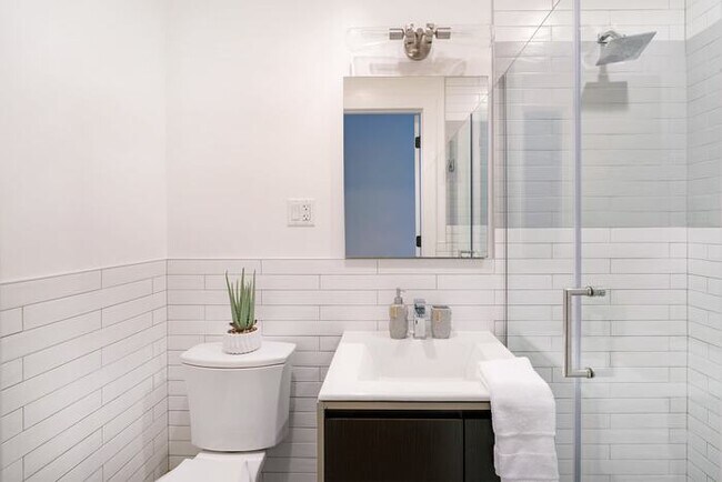 Foto del edificio - 1290-16 New Renovated 2 Bedrooms in UES