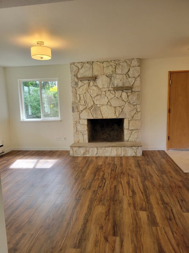 Building Photo - Beautiful 4 bd 2 bath with a mother in law...