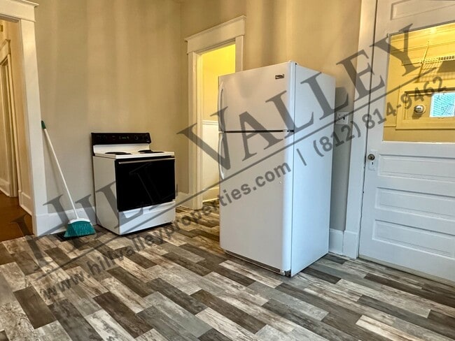Building Photo - Two Bedroom Home in East Side Location