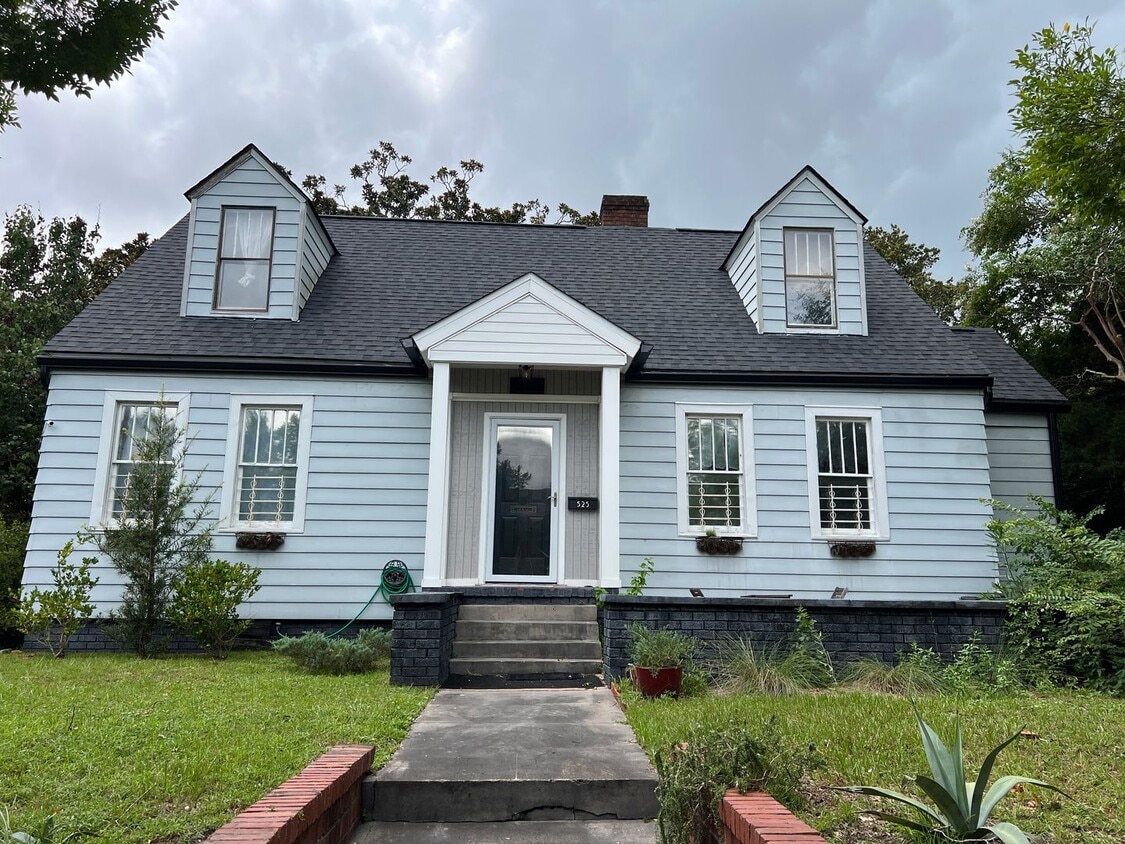 Primary Photo - Charming bungalow downtown