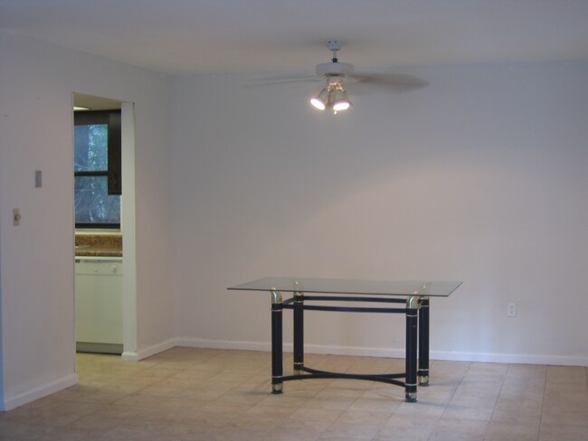 Foto del edificio - 2442 S Maple Ave
