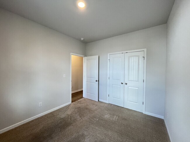 Building Photo - Townhome less than 2 miles from Downtown C...