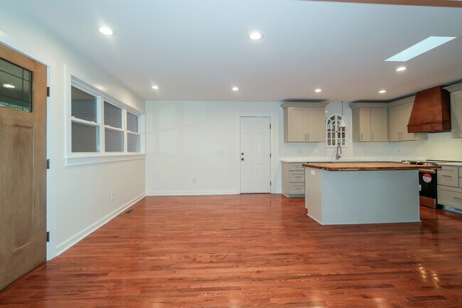 Foto del edificio - 440 S May St