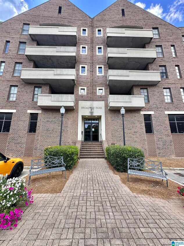 Foto principal - 1040 Broadway St