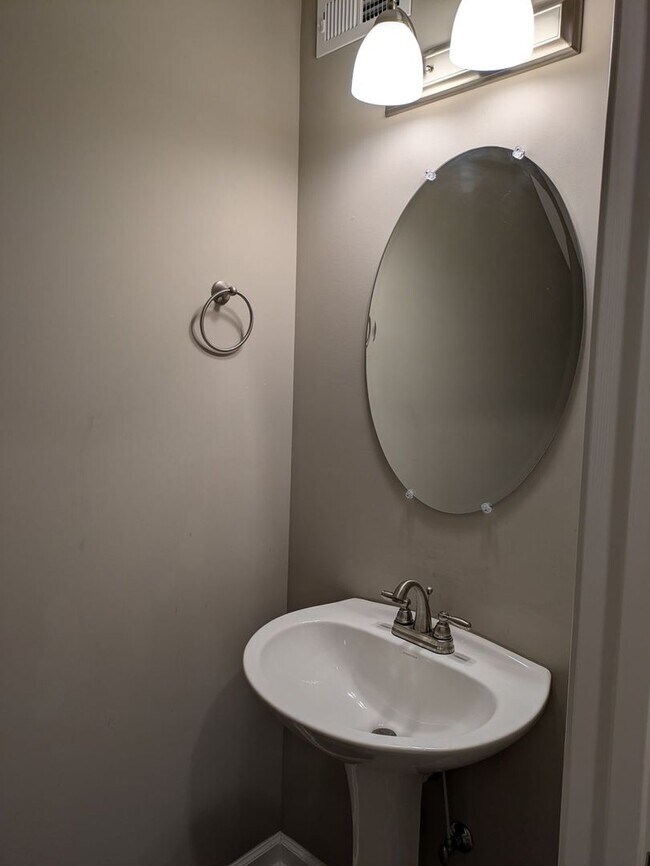 Foto del edificio - 2 Bedroom Condo For Rent in Sango Area!