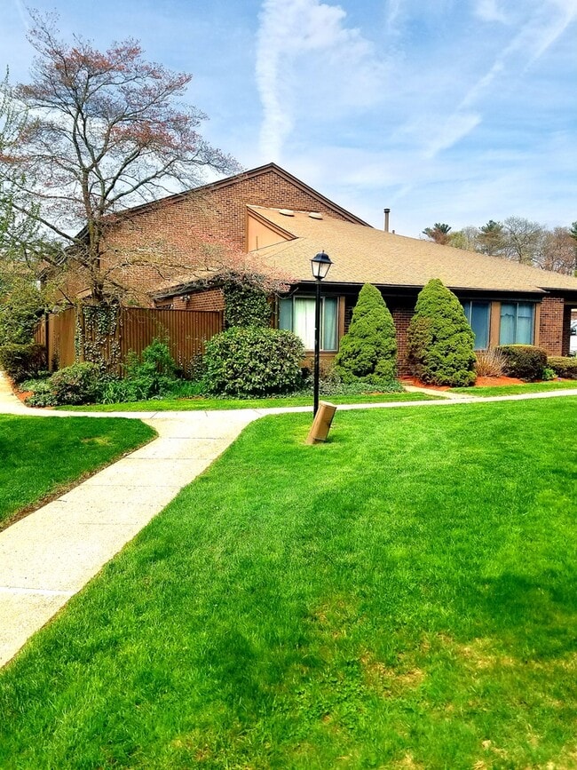 Building Photo - 47 Meadowood Dr