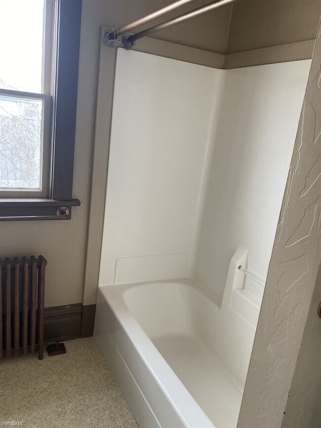 Building Photo - 3 br, 1.5 bath Duplex - 112 West Marshall ...