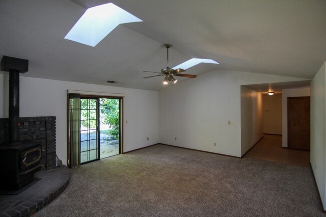 Building Photo - Spacious Home Between Redding and Anderson