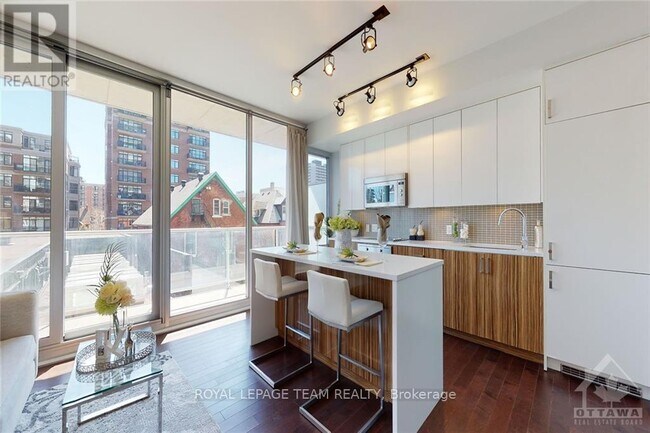 Building Photo - 300-300 Lisgar St