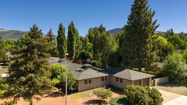 Building Photo - Reburbished 3bd/2ba, 2,275 sq ft home in Coconino Estates close to Hospital, park, downtown Flags...