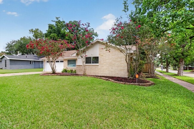 Building Photo - 5502 Effingham Dr