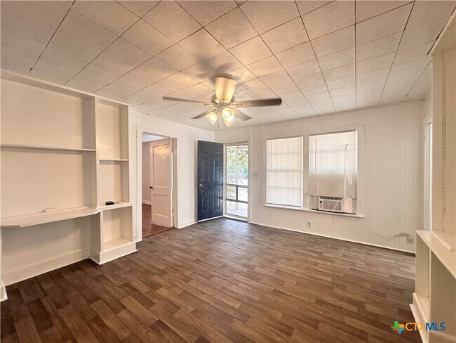 Foto del edificio - 240 W Sessom Dr