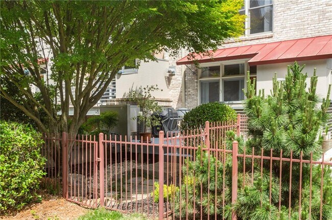 Foto del edificio - 1350 Fernwood Cir NE