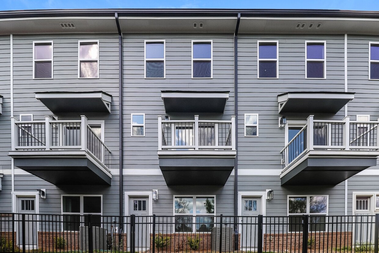 Building Photo - Beautiful 3BR 3.5BA Townhome w/ Full Appliance Kitchen Garage Parking in West End