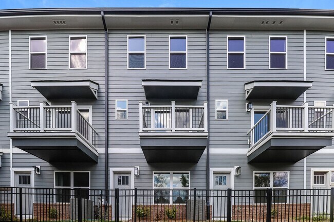 Foto del edificio - Beautiful 3BR 3.5BA Townhome w/ Full Appliance Kitchen Garage Parking in West End