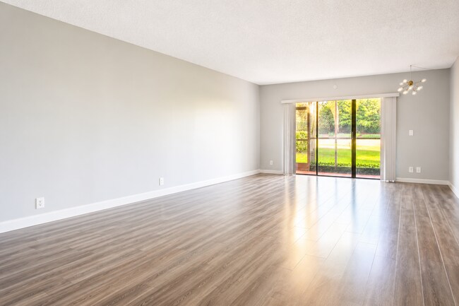 Foto del edificio - 16431 Blatt Blvd