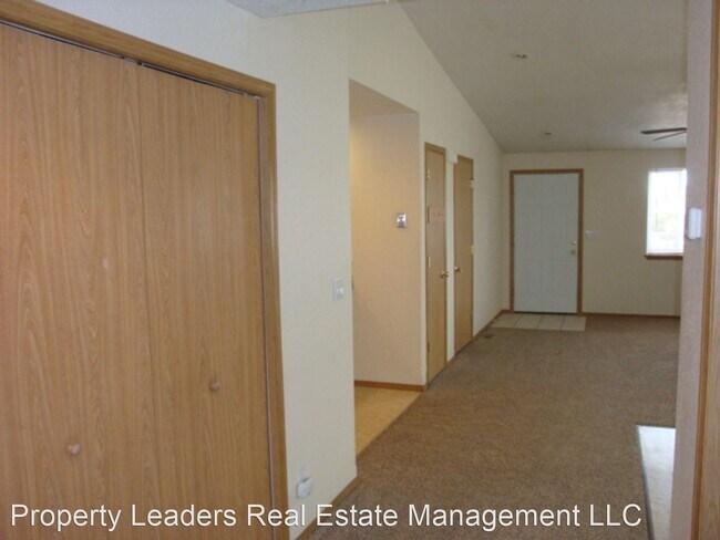 Building Photo - 2 br, 2 bath House - 2442 SW Wickiup Ct