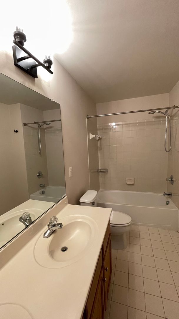 Building Photo - Two level condo in Woodbridge