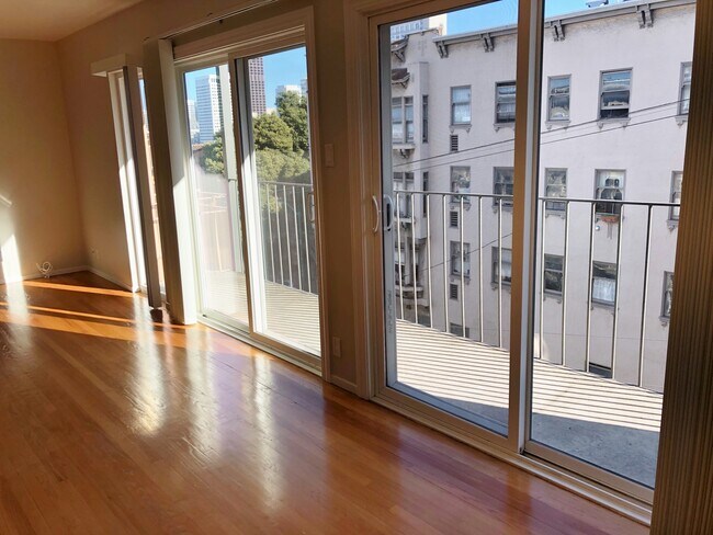 Balconies off living room - 1110 Jackson St