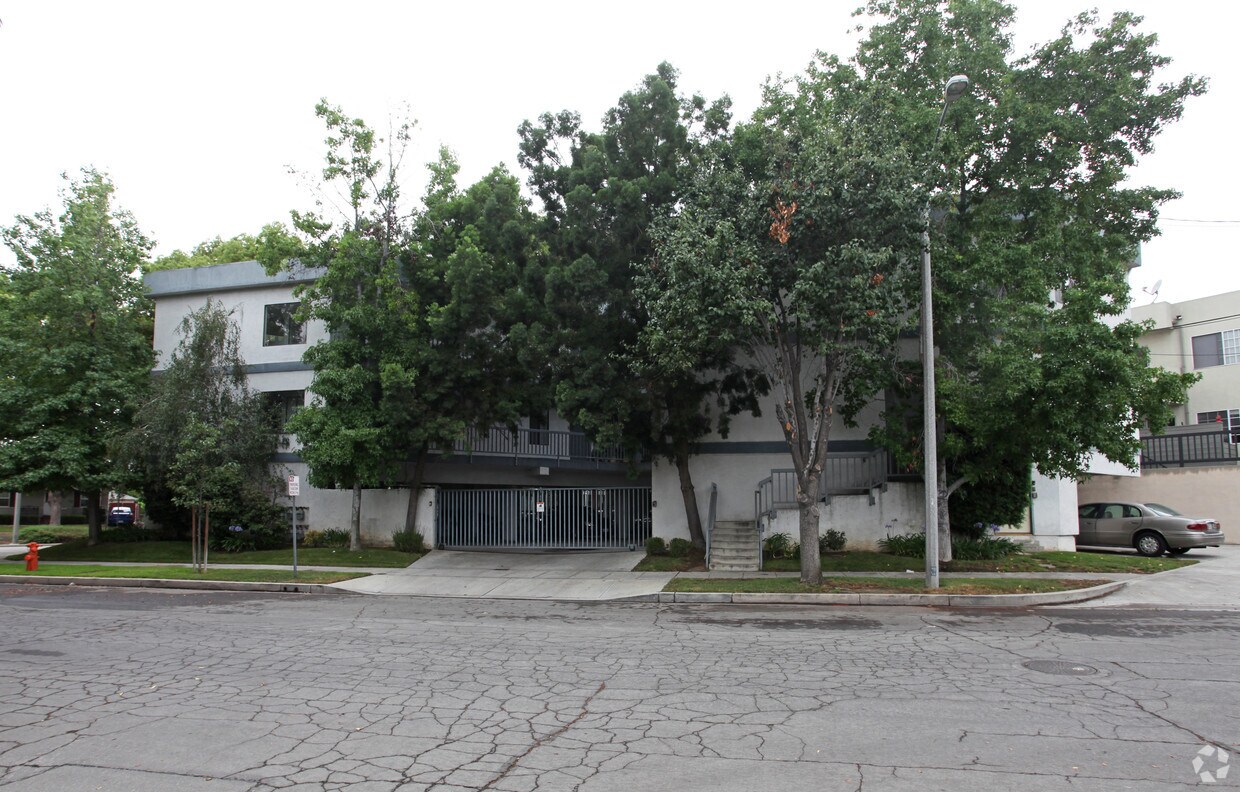Building Photo - 1501 N Edison Blvd
