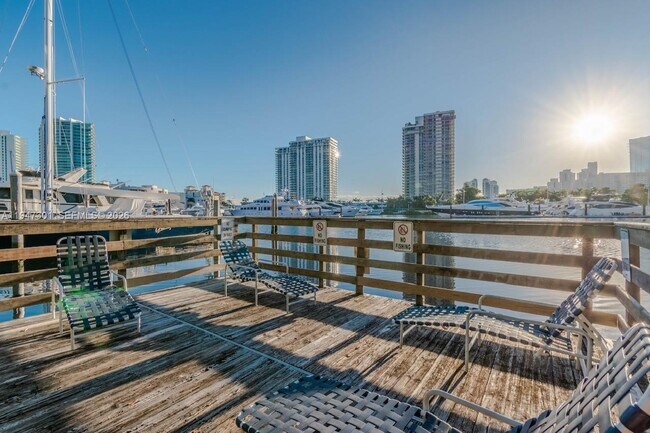 Foto del edificio - 19555 E Country Club Dr