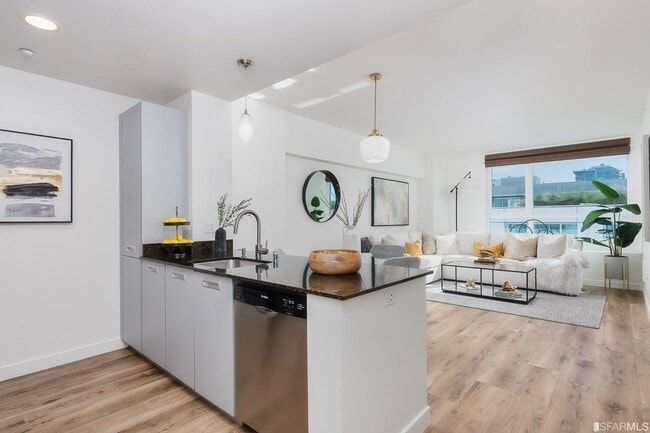 Foto del edificio - 1 Bedroom Condo with Parking and In-Unit L...