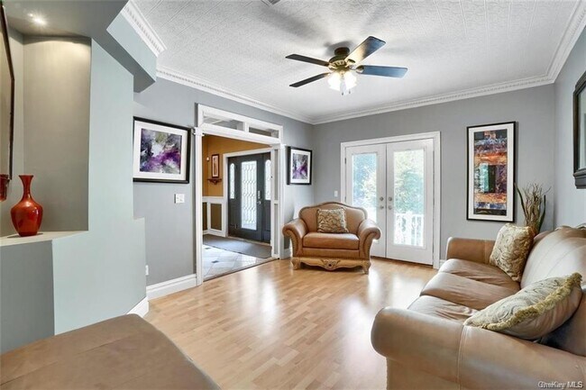 Foto del edificio - 156 Quaker Hill Rd