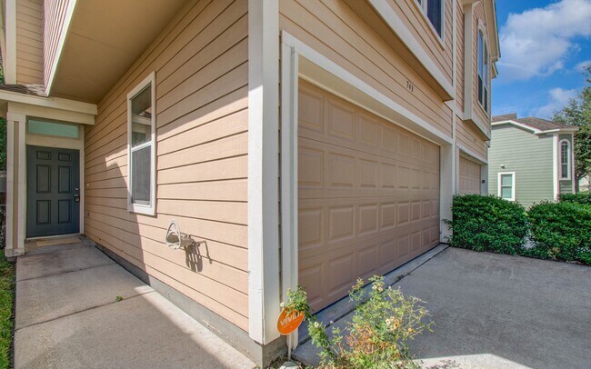 Building Photo - 743 Hallsleigh Ln