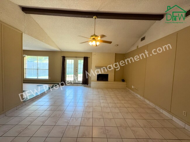 Building Photo - Charming 3-Bedroom Home with Fenced Backyard & Fireplace in Arlington!