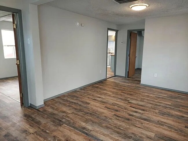 Foto del edificio - 2 bed 1 bath house with garage