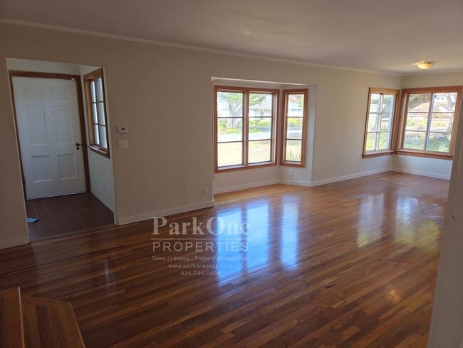 Building Photo - Adorably Rustic home 2 blocks from the shore.
