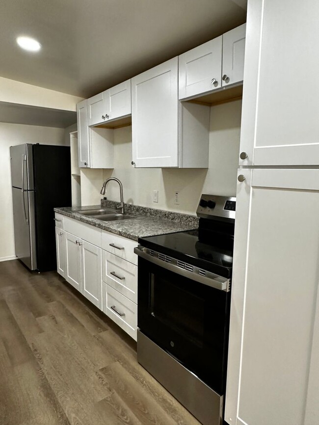 Building Photo - Beautiful Remodeled Studio With Private Ba...