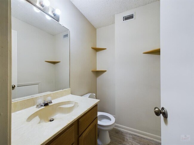 Foto del edificio - 8502 Lyndon Ln