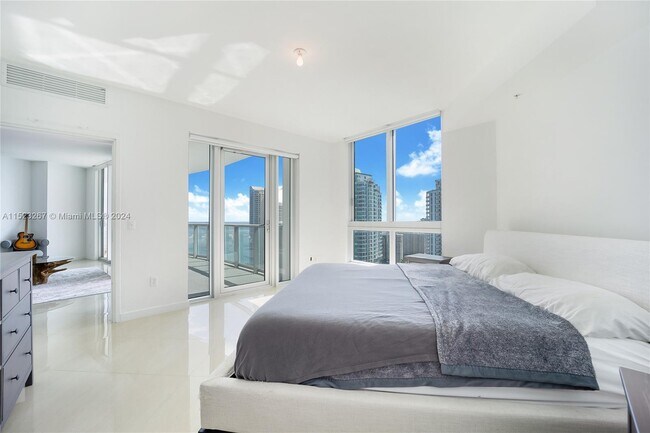 Foto del edificio - 300 S Biscayne Blvd