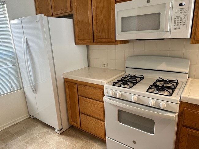 Foto del edificio - Spacious 2 bedroom 2 bath condo with in un...