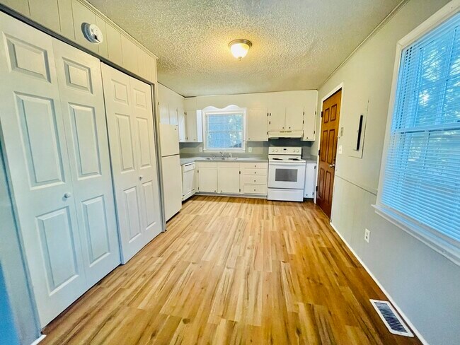 Foto del edificio - 4341 N Sharon Amity Rd