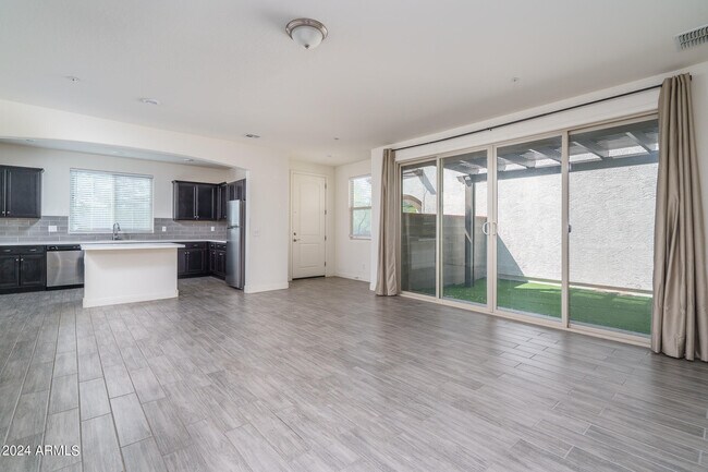 Foto del edificio - 1627 N 208th Ave