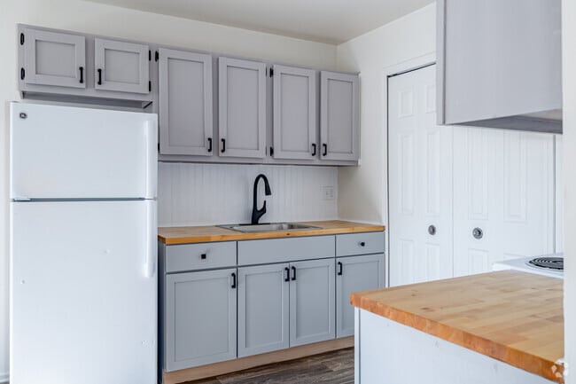 2BR, 1BA - 830SF - Kitchen - Taylor Park Townhomes