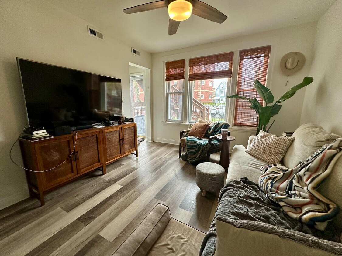 Living Room - 2926 N Hamlin Ave