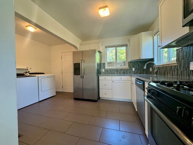 Foto del edificio - 2 Bedroom, 1 Bathroom Duplex in Denver! Available August!!