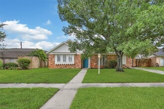 Building Photo - 626 Park Knoll Ln