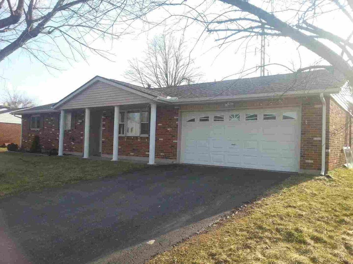 Primary Photo - Beautiful, spacious 3 bed 2 bath home in E...