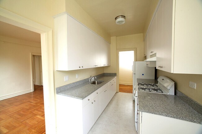 Building Photo - 2611 E 13th St