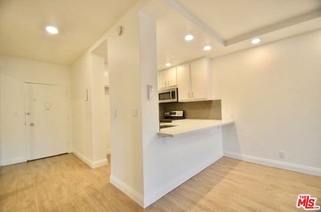 Building Photo - 999 N Doheny Dr