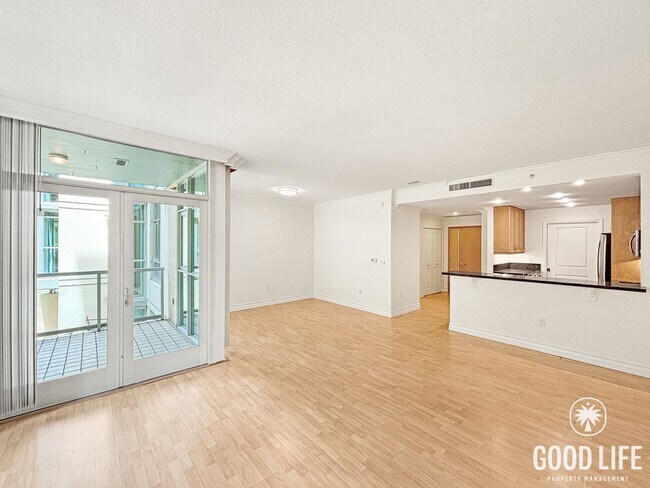 Foto del edificio - STUNNING 2 BED/2 BATH CONDO AVAILABLE IN THE DISCOVERY BUILDING IN CORTEZ HILL!